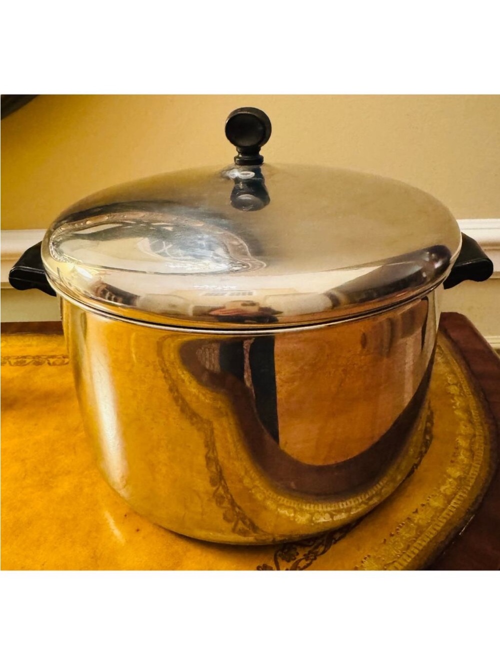 Bundle of farberware stock pot and cutting board